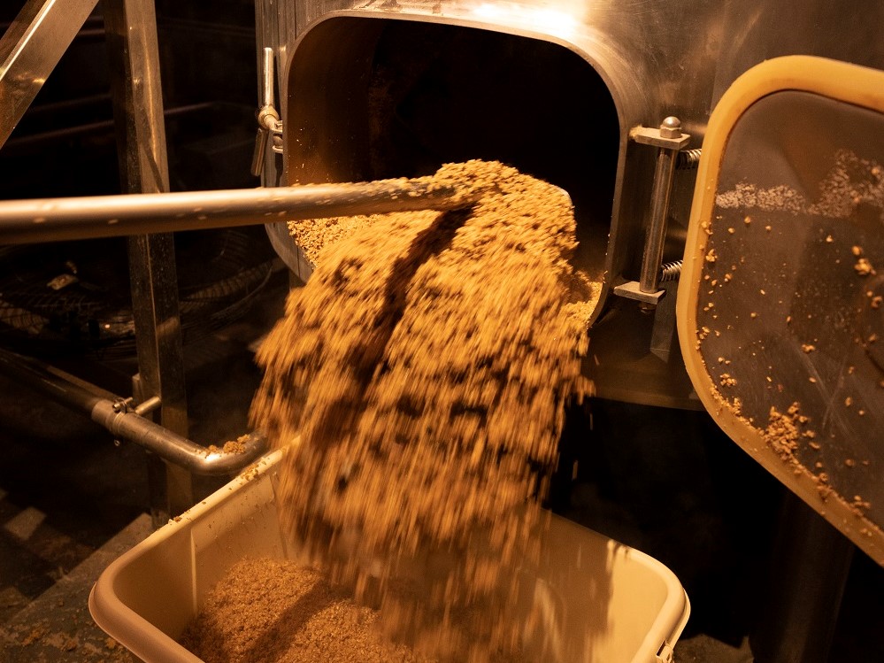 如何將釀酒產(chǎn)生的污水污物變廢為寶？